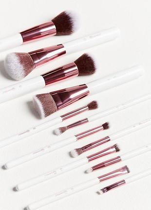 Кисть для пудри bh cosmetics 1 deluxe powder brush з набору crystal quartz brush set3 фото