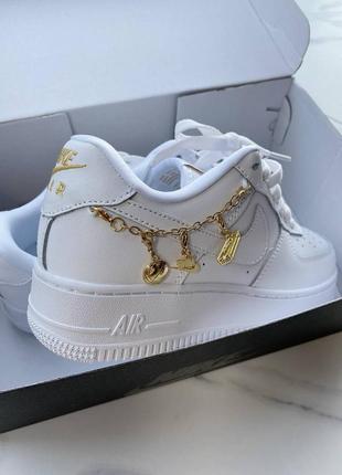 Nike airforce lucky charm premium білі кросівки найк форс з прикрасами підвіскою люкс женские белые кроссовки с украшениями золотой подвеской цепочкой8 фото