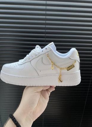 Nike airforce lucky charm premium білі кросівки найк форс з прикрасами підвіскою люкс женские белые кроссовки с украшениями золотой подвеской цепочкой2 фото