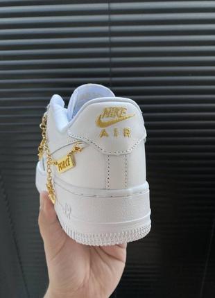 Nike airforce lucky charm premium білі кросівки найк форс з прикрасами підвіскою люкс женские белые кроссовки с украшениями золотой подвеской цепочкой4 фото