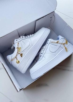 Nike airforce lucky charm premium жіночі білі кросівки найк форс з прикрасами підвіскою люкс белые кроссовки с украшениями золотой подвеской цепочкой