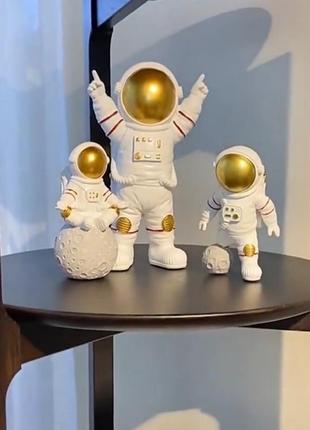 Набор фигурок космонавтов