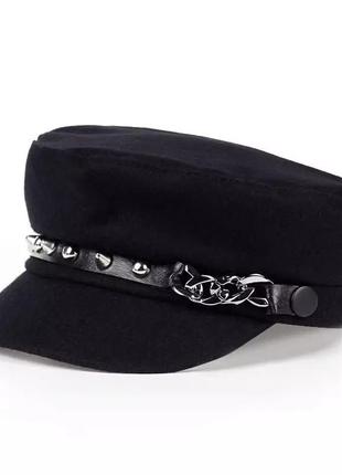 Жіночий бере-кепка (кепі) з дашком з ланцюжком чорного кольору.1 фото