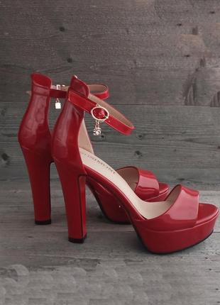 Червоні босоніжки жіночі лакові високий каблук, платформа у стилі лабутен стрипы2 фото