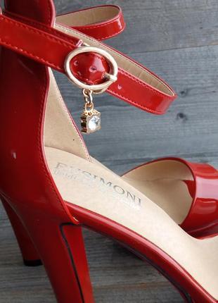 Червоні босоніжки жіночі лакові високий каблук, платформа у стилі лабутен стрипы3 фото