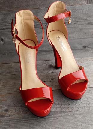 Червоні босоніжки жіночі лакові високий каблук платформа у стилі лабутен стрипы5 фото