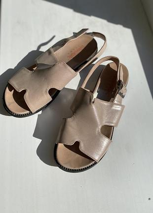 Босоножки шлёпанцы