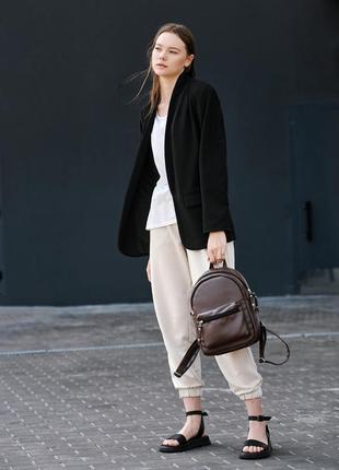 Жіночий місткий рюкзак для прогулянок в коричневому кольорі5 фото