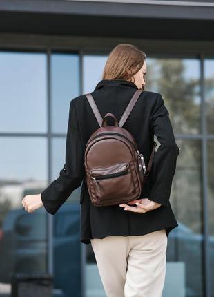 Жіночий місткий рюкзак для прогулянок в коричневому кольорі6 фото