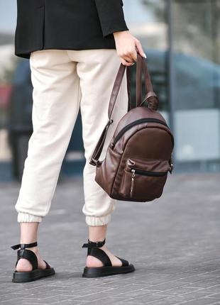 Жіночий місткий рюкзак для прогулянок в коричневому кольорі9 фото