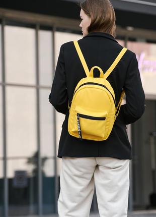 Яскравий жовтий рюкзак для дівчат, що цінують стиль і комфорт