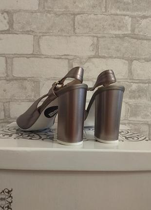 Шкіряні босоніжки