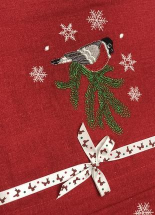 Скатерть новогодняя лен красная с вышивкой в подарочной упаковке3 фото