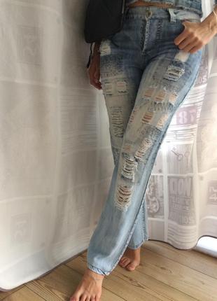 Женские голубые джинсы  с дырками. прямые, на болтах2 фото