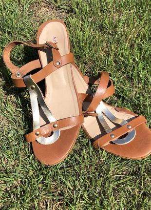 Босоніжки шкіряні