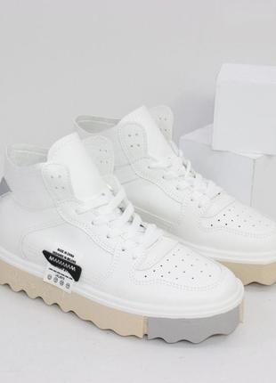 Кросівки хайтопи демісезонні в білому кольорі.