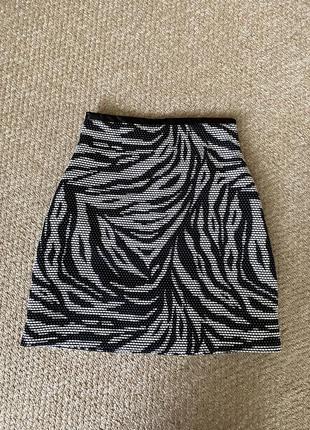 Стильна спідничка з цікавим принтом