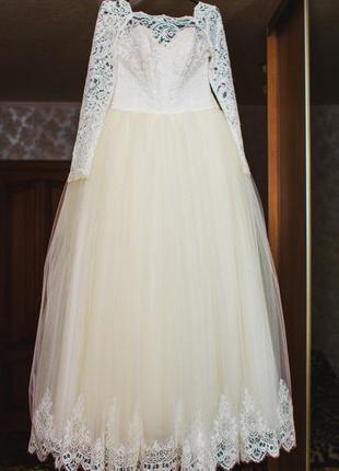 Шикарна весільна сукня