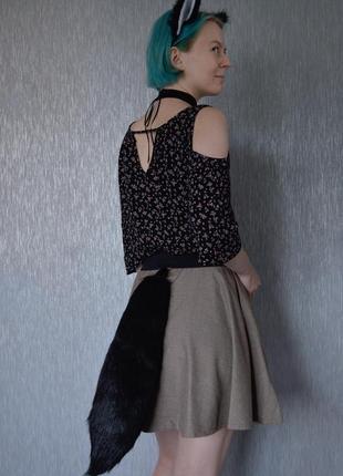 Хвіст прямий та вуха чорного вовка.