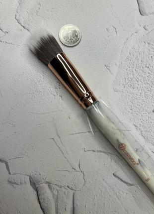 Пензель для освітлення bh cosmetics 5 duo fiber highlighting brush з набору marble luxe brush set 10