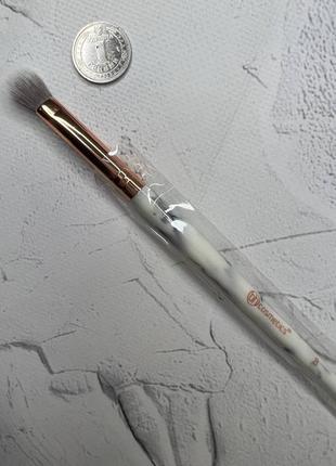 Кисть для теней bh cosmetics 8 classic eye blending brush из набора marble luxe brush set 10 pc