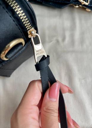 Marc jacobs snapshot black/gold logo компактна чорна жіноча брендова сумочка з червоною підкладкою всередині черная сумка с красной подкладкой внутри2 фото