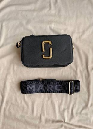 Marc jacobs snapshot black/gold logo компактна чорна жіноча брендова сумочка з червоною підкладкою всередині черная сумка с красной подкладкой внутри6 фото