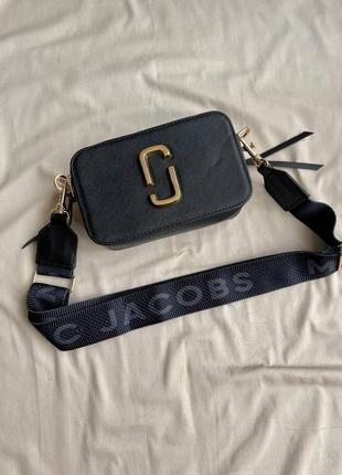 Marc jacobs snapshot black/gold logo компактна чорна жіноча брендова сумочка з червоною підкладкою всередині черная сумка с красной подкладкой внутри5 фото