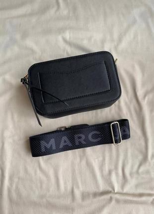 Marc jacobs snapshot black/gold logo компактна чорна жіноча брендова сумочка з червоною підкладкою всередині черная сумка с красной подкладкой внутри4 фото