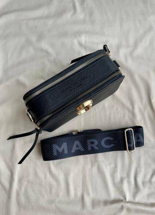 Marc jacobs snapshot black/gold logo компактна чорна жіноча брендова сумочка з червоною підкладкою всередині черная сумка с красной подкладкой внутри3 фото