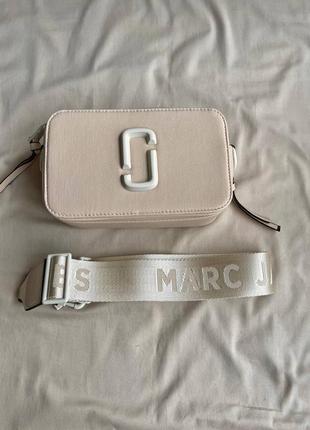 The marc jacobs snapshot total beige cream logo стильна жіноча міні сумочка кремова бежева марк джейкобс женская мини сумка беж крем