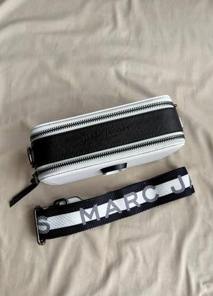 Marc jacobs snapshot white black logo ii стильна чорно біла брендова сумочка марк джейкобс женская черно белая сумка инь янь4 фото