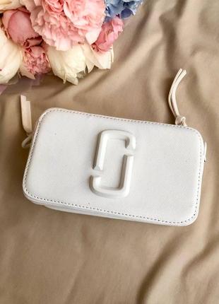 Marc jacobs small camera bag white трендова жіноча міні сумочка марк джейкобс біла брендовая женская мини сумка белая с ремешком с красной подкладкой7 фото