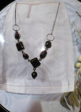 Кольє  чорне.