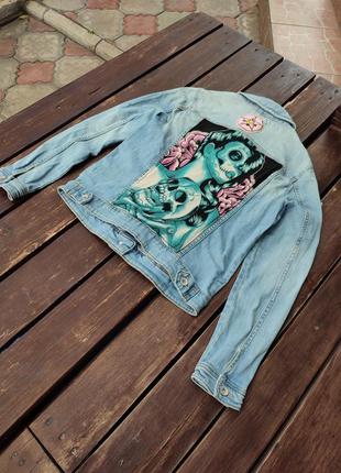 Крутая кастомная джинсовка куртка с нашивками clockhouse7 фото