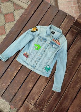 Крутая кастомная джинсовка куртка с нашивками clockhouse5 фото