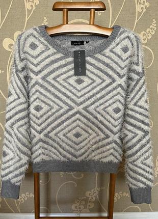 Очень красивый и стильный брендовый вязаный тёплый свитер.