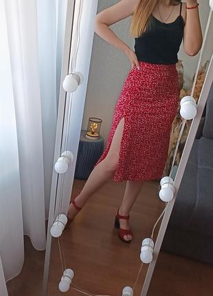 Червона спідниця з розрізом в квітковий принт