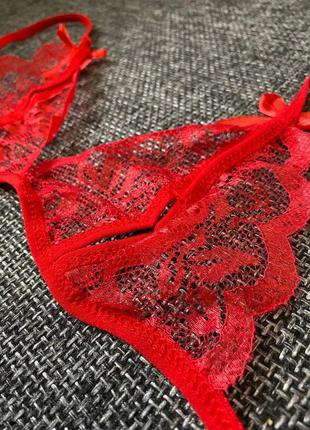Комплект недорогого красного кружевного еротического белья с разрезом с дрступом на трусикпх и на гр5 фото