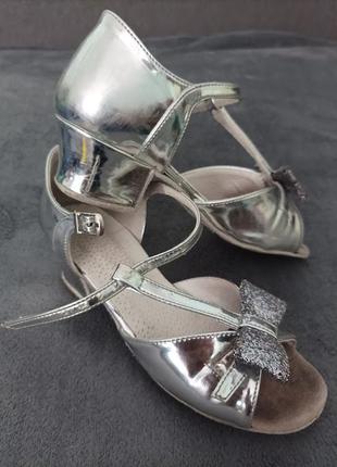Срібні туфельки для бальних танців для дівчинки