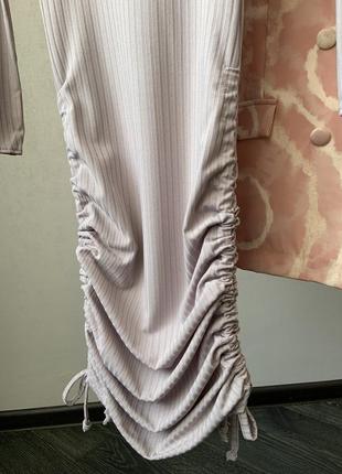 Ніжно-лілова сукня від boohoo по фігурі зі спущеними плечима3 фото