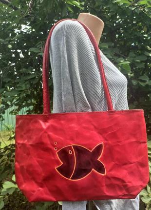Симпатичная кожаная сумка с рыбкой, коричнево-бордовая6 фото