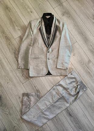 Костюм/піджак,сорочка, галстук,штани,жилетка