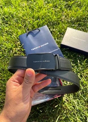 Мужской ремень с пряжкой автомат в подарочном наборе