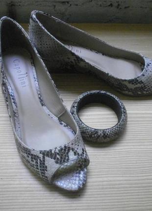 Ефектні туфлі зміїна шкіра браслет в подарунок