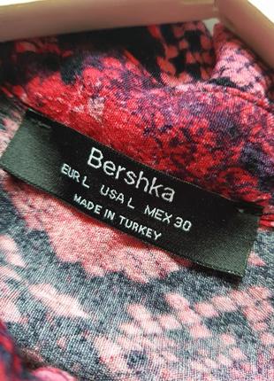 Стильная женская блуза в змеиный принт bershka, яркая укороченная рубашка с принтом3 фото