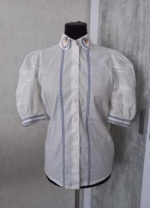 Блуза з пишними рукавами та вишивкою