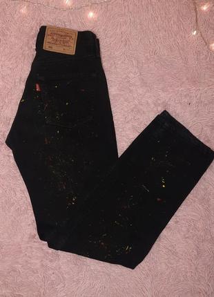 Черные джинсы с брызгами краски сзади
