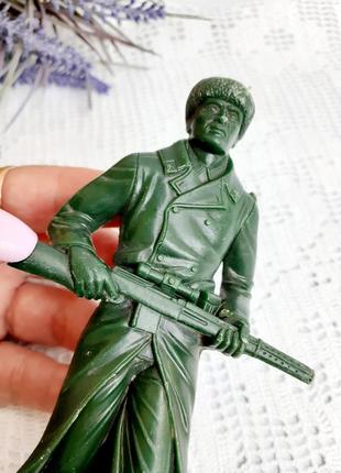 Пехотинец солдатик ссср донецкой фабрики игрушек пластиковый большой военный с оружием солдат детский редкий7 фото
