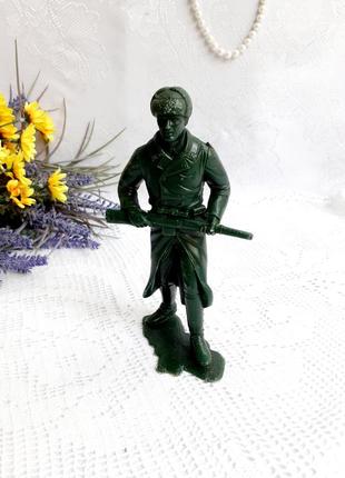 Пехотинец солдатик ссср донецкой фабрики игрушек пластиковый большой военный с оружием солдат детский редкий3 фото